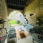 Panzió Le Manoir Des Doyens Loft - Sleeps 8 - D-day Museum On-site - Minute Walk To Commonwealth Cemetery!