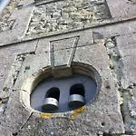 Le Manoir Des Doyens Loft - Sleeps 8 - D-day Museum On-site - Minute Walk To Commonwealth Cemetery! Panzió 4*