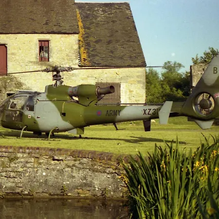 Panzió Le Manoir Des Doyens Loft - Sleeps 8 - D-day Museum On-site - Minute Walk To Commonwealth Cemetery! Saint-Loup-Hors
