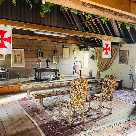 Bed & Breakfast Le Manoir Des Doyens Loft - Sleeps 8 - D-day Museum On-site - Minute Walk To Commonwealth Cemetery!