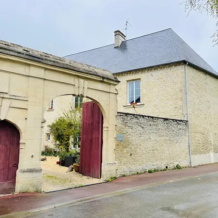 Le Manoir Des Doyens Loft - Sleeps 8 - D-day Museum On-site - Minute Walk To Commonwealth Cemetery! Bed & Breakfast 2*