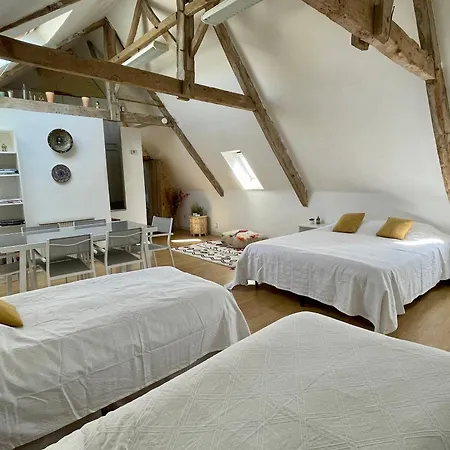 Le Manoir Des Doyens Loft - Sleeps 8 - D-day Museum On-site - Minute Walk To Commonwealth Cemetery! Bed & Breakfast