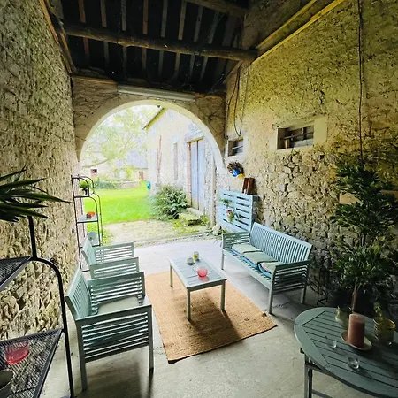 Bed & Breakfast Le Manoir Des Doyens Loft - Sleeps 8 - D-day Museum On-site - Minute Walk To Commonwealth Cemetery!