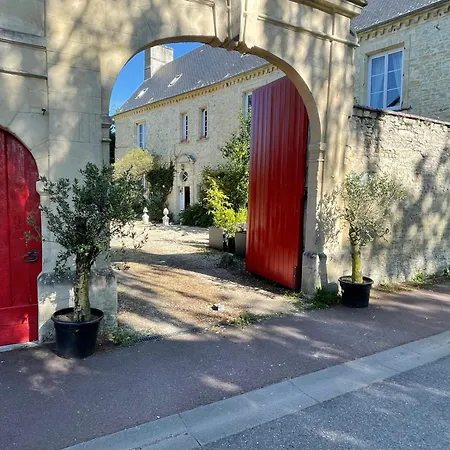 Le Manoir Des Doyens Loft - Sleeps 8 - D-day Museum On-site - Minute Walk To Commonwealth Cemetery! Bed and breakfast 4*