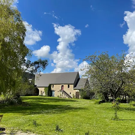Le Manoir Des Doyens Loft - Sleeps 8 - D-day Museum On-site - Minute Walk To Commonwealth Cemetery! Bed and breakfast