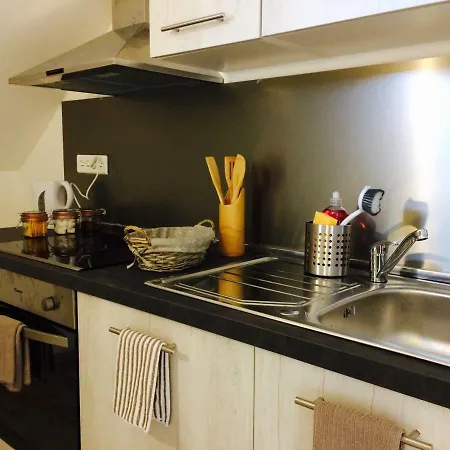Le Manoir Des Doyens Loft - Sleeps 8 - D-day Museum On-site - Minute Walk To Commonwealth Cemetery! Bed & Breakfast 4*