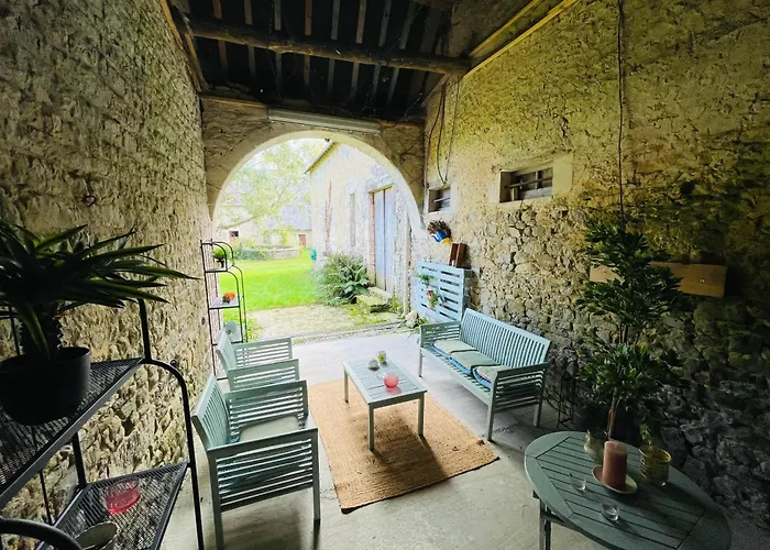 Bed and breakfast Le Manoir Des Doyens Loft - Sleeps 8 - D-day Museum On-site - Minute Walk To Commonwealth Cemetery!