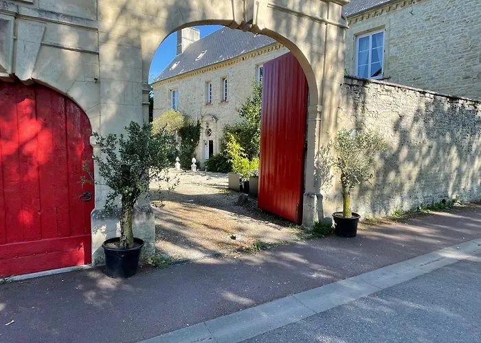 Le Manoir Des Doyens Loft - Sleeps 8 - D-day Museum On-site - Minute Walk To Commonwealth Cemetery! Bed and breakfast 4*