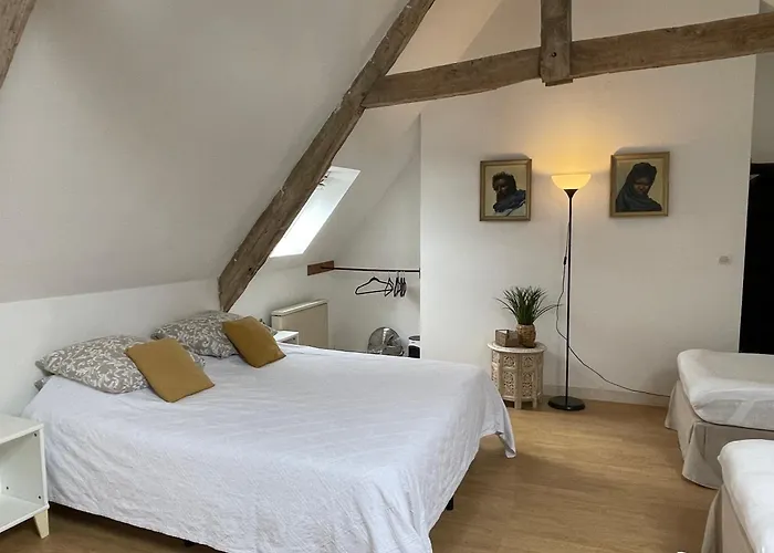 Bed and breakfast Le Manoir Des Doyens Loft - Sleeps 8 - D-day Museum On-site - Minute Walk To Commonwealth Cemetery! 4*