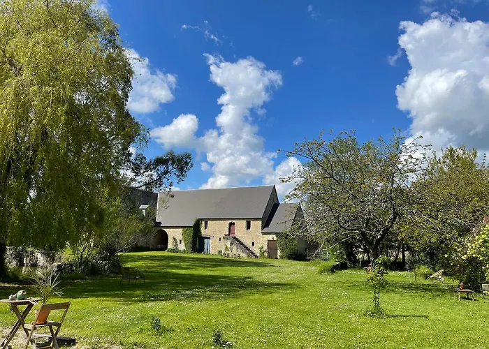 Le Manoir Des Doyens Loft - Sleeps 8 - D-day Museum On-site - Minute Walk To Commonwealth Cemetery! Bed and breakfast