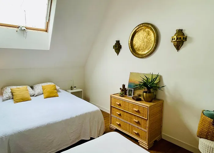 Le Manoir Des Doyens Loft - Sleeps 8 - D-day Museum On-site - Minute Walk To Commonwealth Cemetery! Bed and breakfast Saint-Loup-Hors