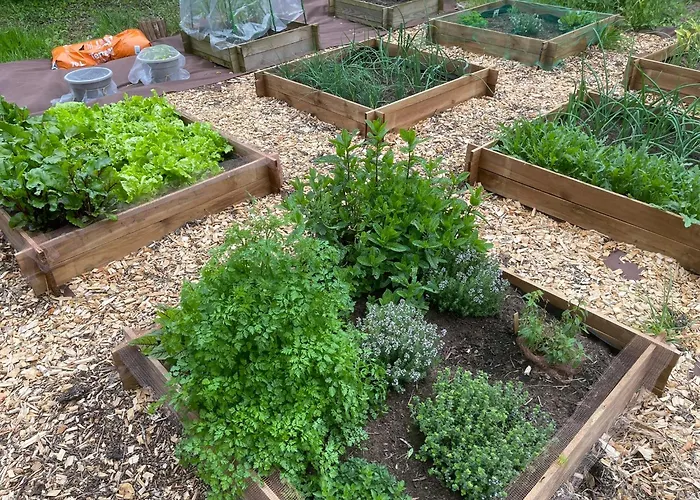 Le Manoir Des Doyens Loft - Sleeps 8 - D-day Museum On-site - Minute Walk To Commonwealth Cemetery! Bed and breakfast 4*