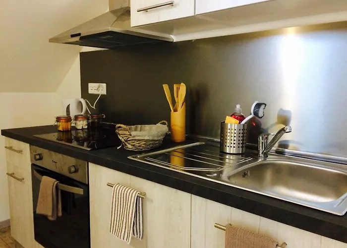 Le Manoir Des Doyens Loft - Sleeps 8 - D-day Museum On-site - Minute Walk To Commonwealth Cemetery! Bed and breakfast 4*