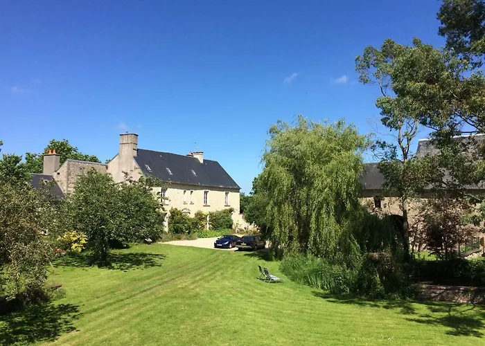 Le Manoir Des Doyens Loft - Sleeps 8 - D-day Museum On-site - Minute Walk To Commonwealth Cemetery! Bed and breakfast Saint-Loup-Hors